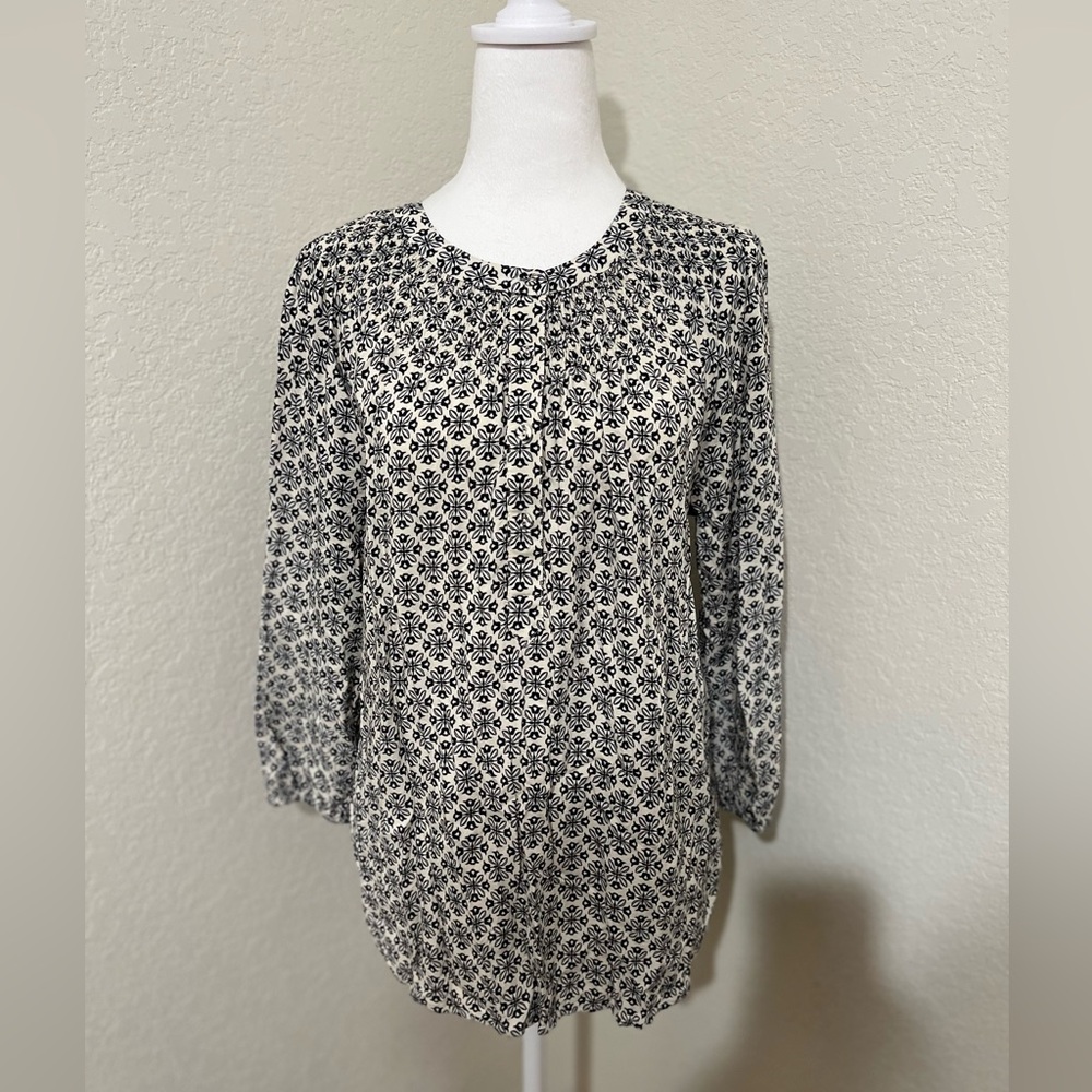 ❄️ ⛄️ Croft & Barrow woman’s blouse white with navy blue floral print. Large